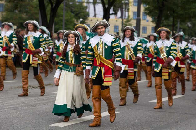 Фото Парад по случаю крупнейшего в мире фольклорного фестиваля octoberfest, который ежегодно проводится в мюнхене, бавария.