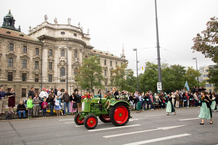 Foto parade ter gelegenheid van het grootste volksfeest van octoberfest, dat jaarlijks wordt gehouden in münchen, beieren