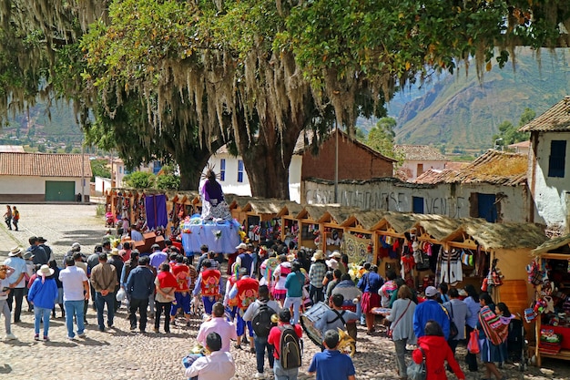 Parade van de Hemelvaartsdag van de San Pedro de Apostol de Andahuaylillas-kerk in de regio Cusco, Peru