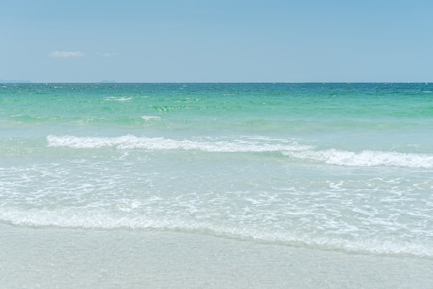 Paradijs van Srichang-strand, Thailand Asia.ocean-golf bij strand. Het tropische strand voor ontspant Overzeese kustgolven. Geniet van een zachte golf van blauwe oceaan op het zandstrand, selectieve focus en witbalans