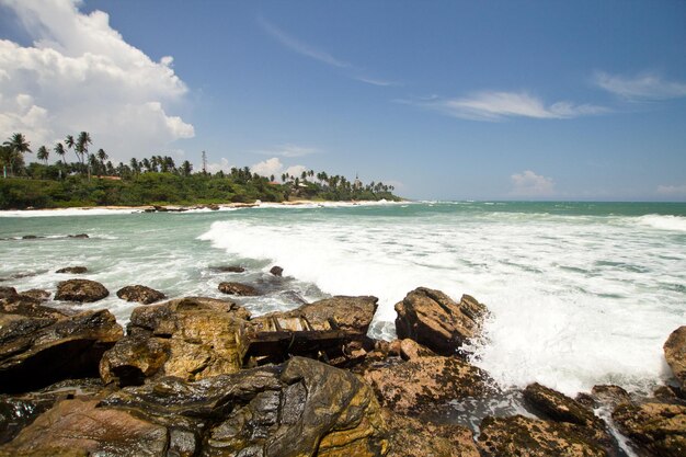 Paradijs zandstrand met rotsen, Tangalle, ten zuiden van Sri Lanka