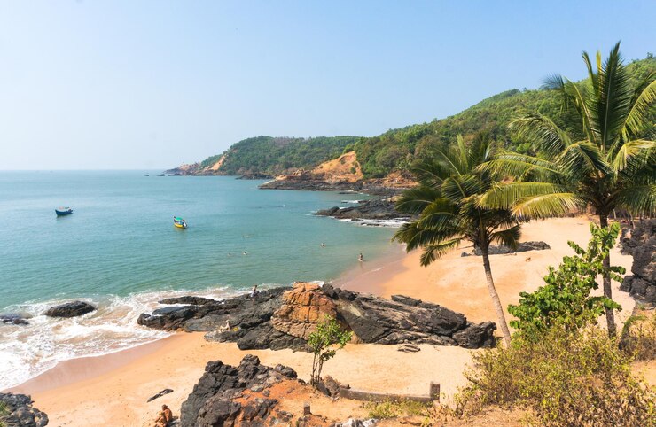 Paradijsstrand in Gokarna India Prachtig verlaten landschap met schoon zand en golf Uitzicht vanaf de zee naar de kust