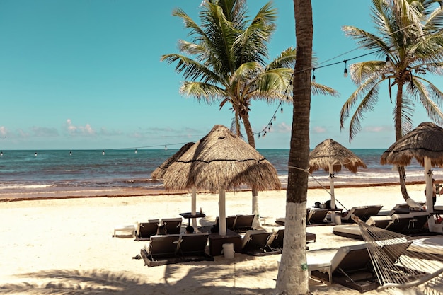 Paradijsstrand in Tulum, parasols en ligbedden op het strand, Tulum, Mexico