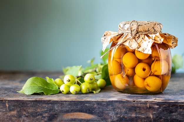 Paradise appeljam en paradijsappels in suikersiroop op een oude houten ondergrond