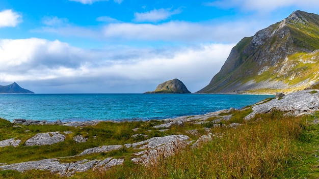壮大なノルウェーの崖に囲まれた楽園のビーチ、ロフォーテン諸島の有名なハウクランド ビーチ