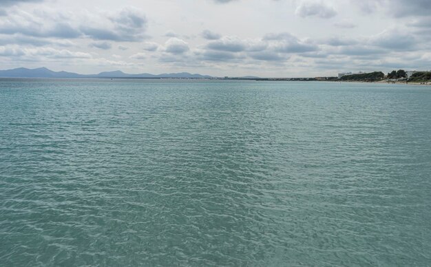 파라다이스 마요르카, 지중해의 잔잔한 청록색 바다, 고요한 느낌의 휴가 장면