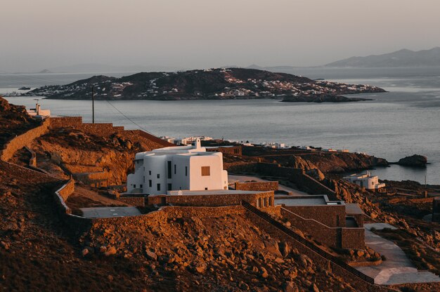 海の光の質とロマンチックな隣の島のギリシャのパラディシアック夕日