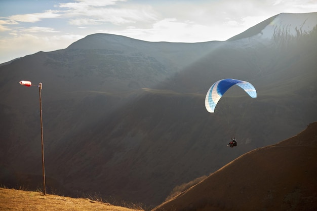 Foto paraglide silhouet over bergtoppen concept van actieve levensstijl en extreme sport avontuur hoogte...