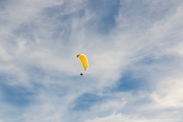 Paragliden in de blauwe lucht