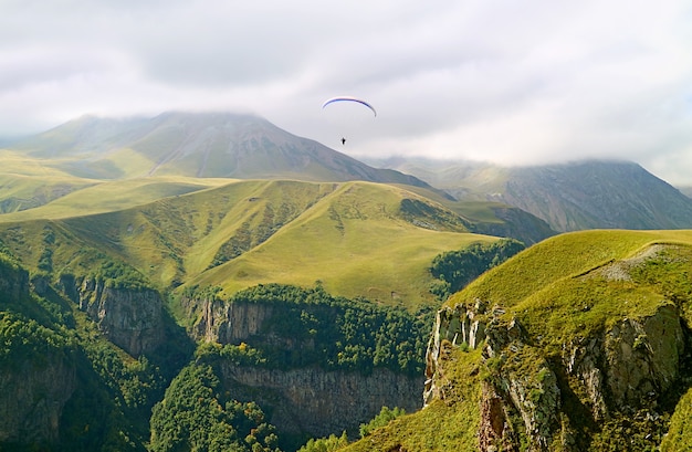 Paragliden over de weelderige Kaukasus-bergketens, Georgian Military Highway, Gudauri Town, Georgia