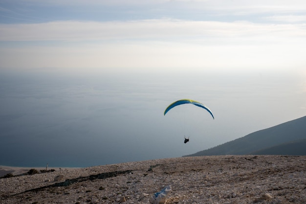 Paraglider begint parachute vult zich met lucht in de bergalpen op een zonnige dag in albanië