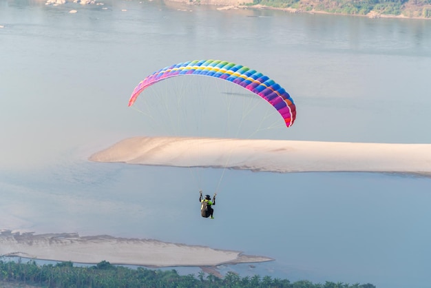 Paraglider die op de Mekong-rivier vliegt in de zomerdag