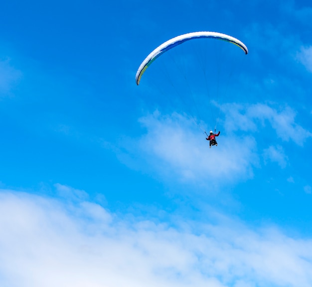 Фото Параплан летит на параплане в небе.