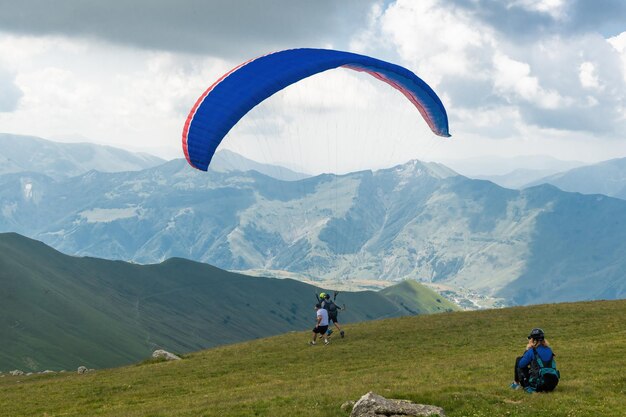 Foto paraglider in de berg