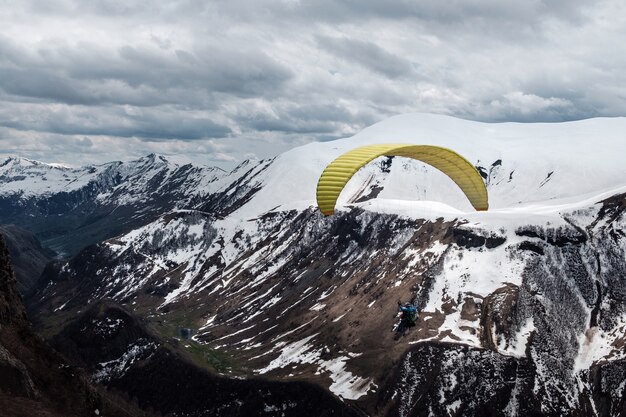 Paraglider in de lucht over bergen