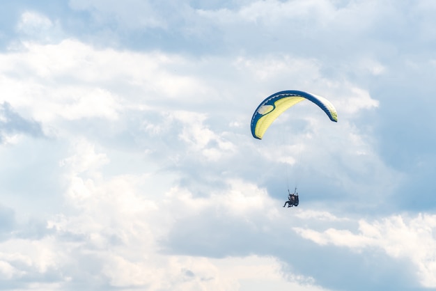 Paraglider in de lucht