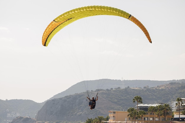 Atterraggio in parapendio sullo sfondo delle montagne