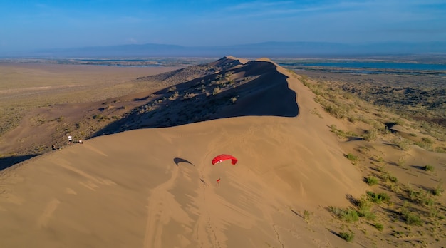 Paraglider op de achtergrond van zandduin bovenaanzicht