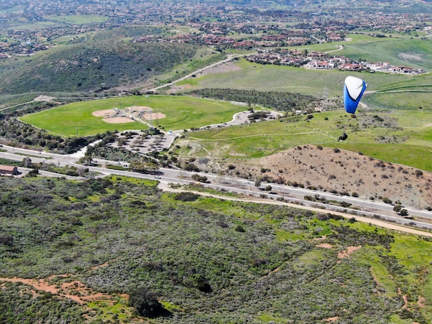 Paraglider op de paraplane strops stijgende vlucht moment vliegen over de berg