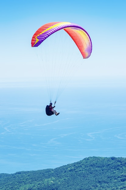 Paraglider over de zeekust