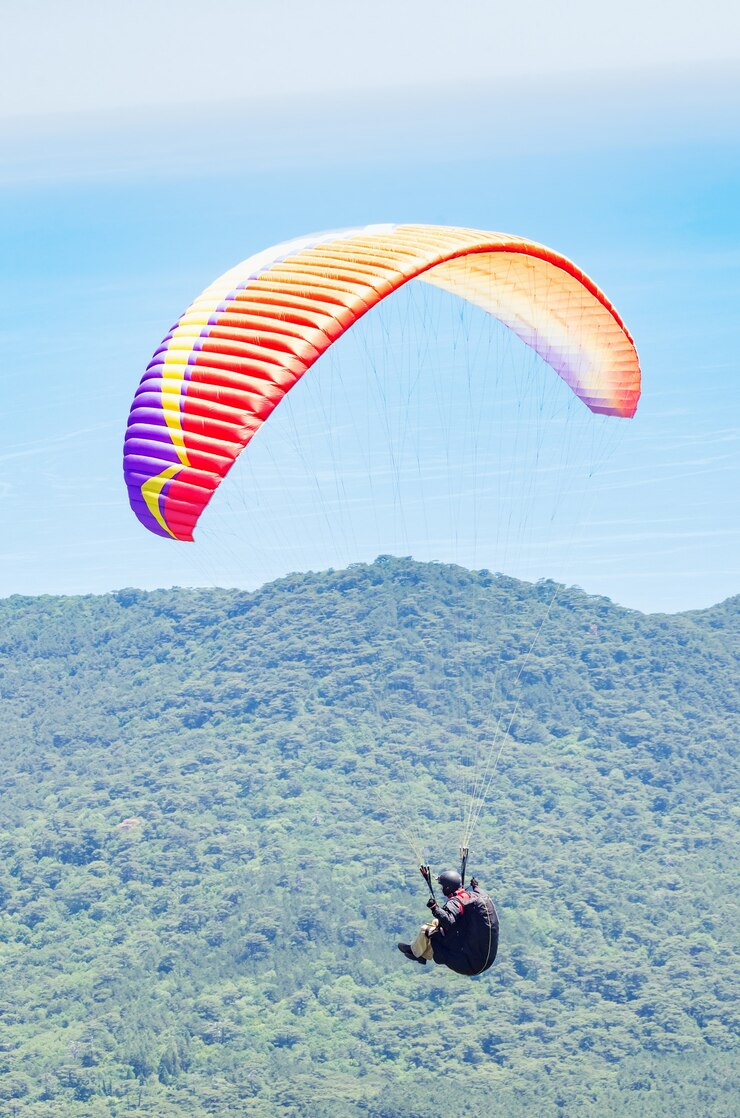 Paraglider over de zeekust