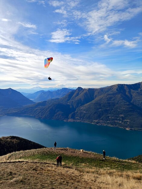 Paraglider over het Como-meer