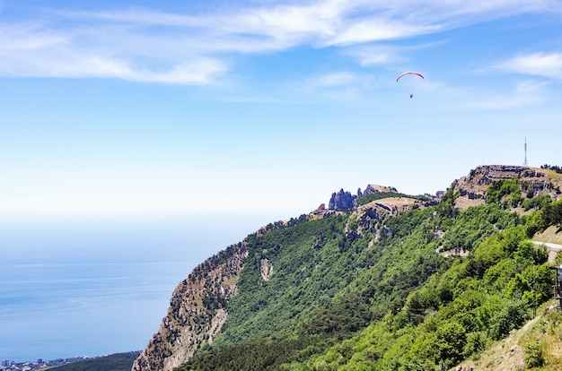 Параплан парит над вершиной горы