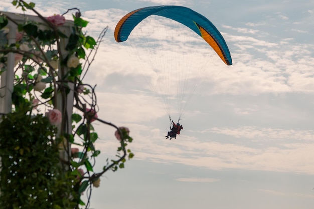 Paraglider vliegt hoog in de lucht, extreme vlucht