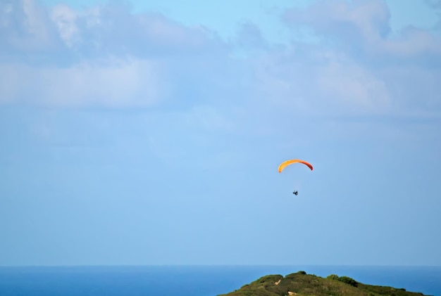 Paraglider vliegt op een heldere dag