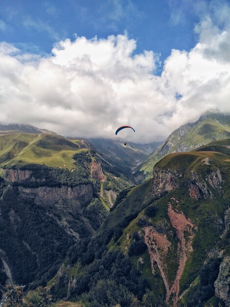 Paraglider vliegt over de bergen
