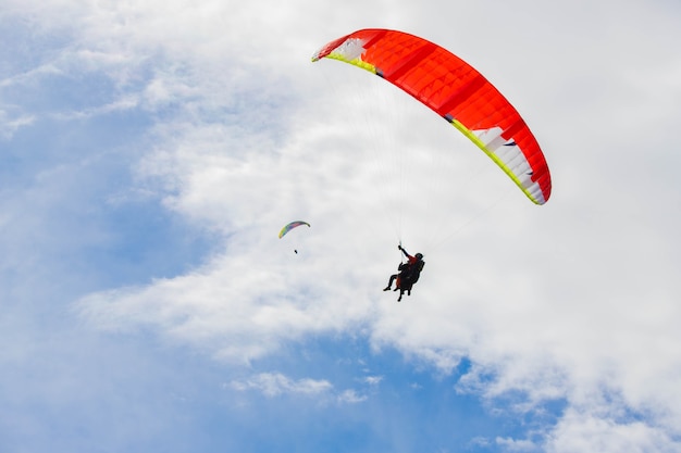 paraglider zweeft hoog in de lucht