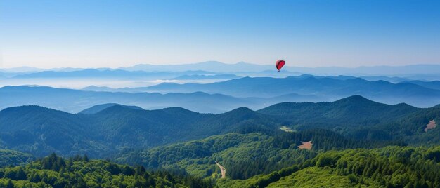 Foto parapendii in cima al puy de dme con vista sulla catena dei puys nel massiccio centrale in