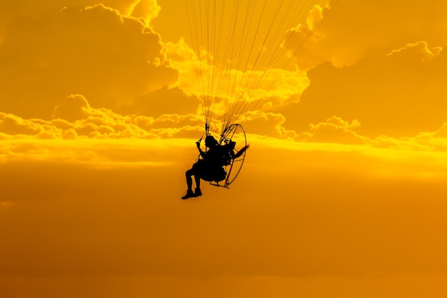 Foto paraglidervlieg met de zonsondergangachtergrond