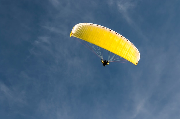 Parapendio nel cielo blu