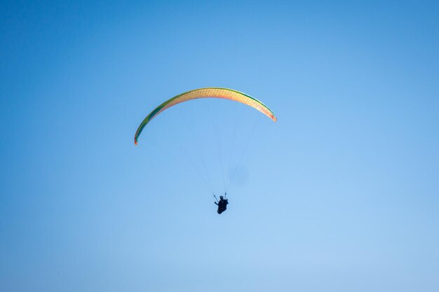 Volo in parapendio in montagna. le grand-bornand, alta savoia, francia