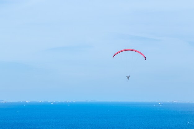 Volo di parapendio attraverso il mare e bello cielo, koh lan pattaya tailandia