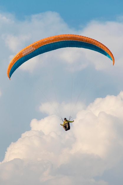 Paragliding in de lucht