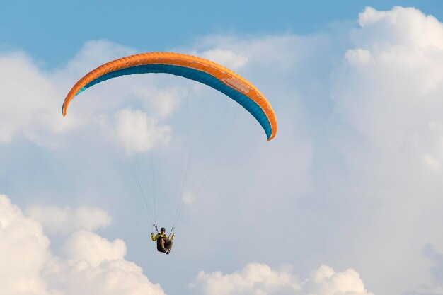 Paragliding in de lucht