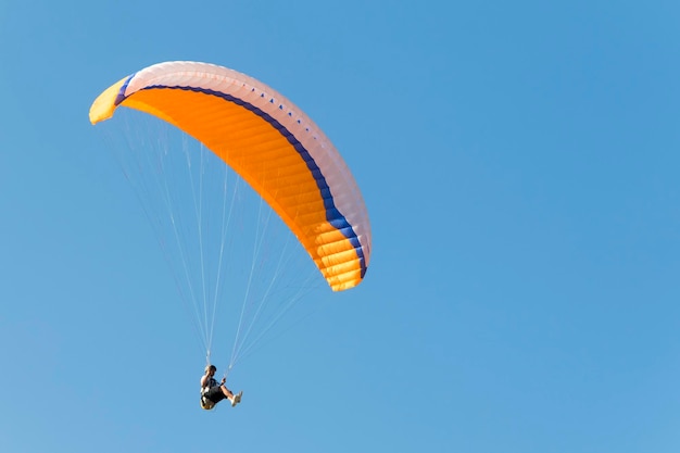 Paragliding in de lucht