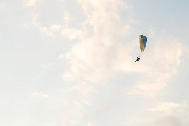Foto paragliding in de lucht