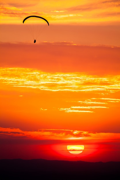 Paragliding in zonsondergang