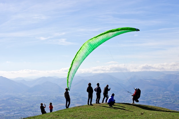 Parapendio in montagna, marche, italia.