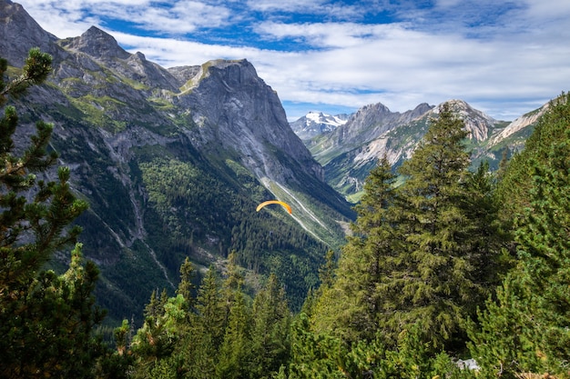 Paragliding over de pralognan-bergen in het Vanoise National Park, Frankrijk