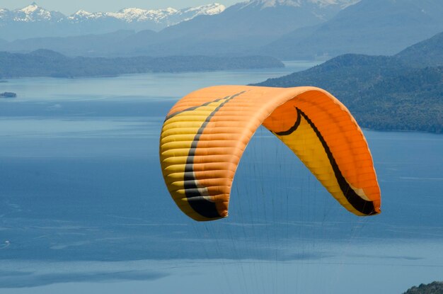 Foto paracadute in parapendio close-up con montagne e un po'di sfondo