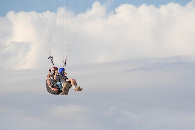 Paragliding tandem duet