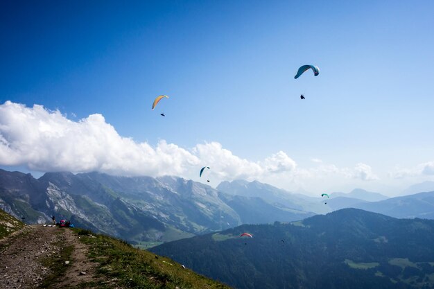 Paragliding vlucht in de bergen. Le Grand-Bornand, Haute-Savoie, Frankrijk