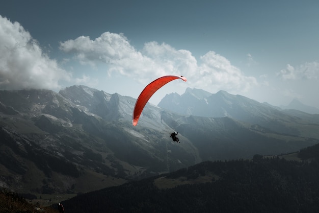 Paragliding vlucht in de bergen. Le Grand-Bornand, Haute-Savoie, Frankrijk