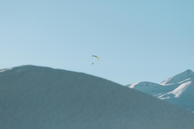 Foto parapendio in inverno in montagna