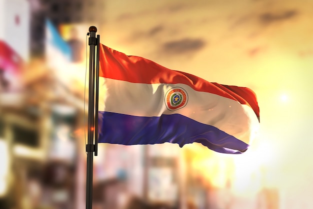 Paraguay Vlag Tegen Stad Wazige Achtergrond Bij Zonsopgang Achtergrondverlichting