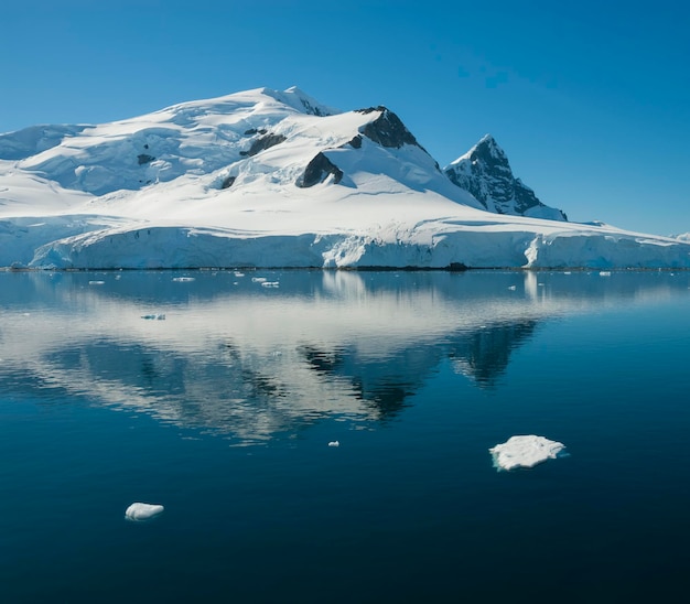 Paraiso baai bergen landschap Antartica